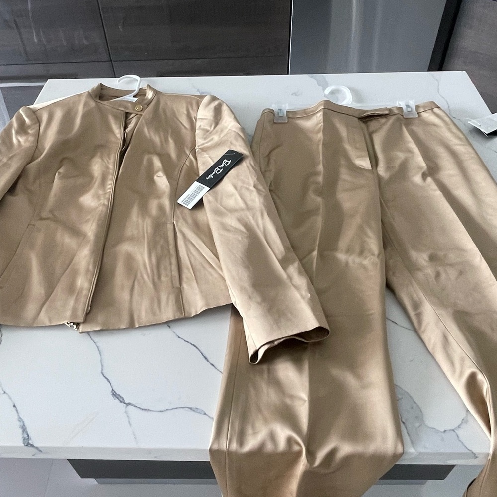 Two-piece suit in stunning gold — brand new.Betty Barclay million dollar look